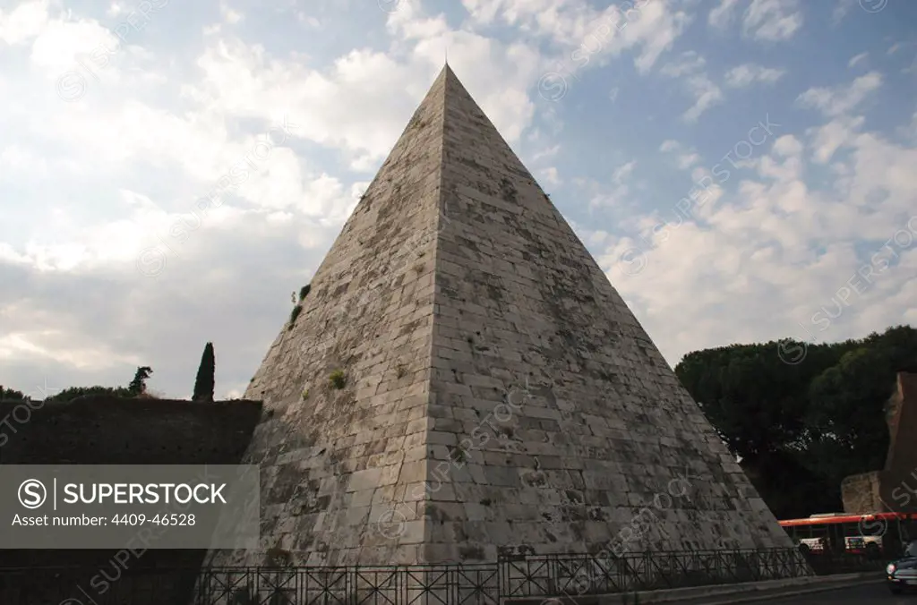 Roman Art. Pyramid of Cestius (Piramide di Caio Cestio). Ancient pyramid was built about 18 BC-12 BC. Tomb for Galius Cestius Epulo, magistrate roman. The pyramid was incorporated into the Aurelian Walls. Rome. Italy. Europe.