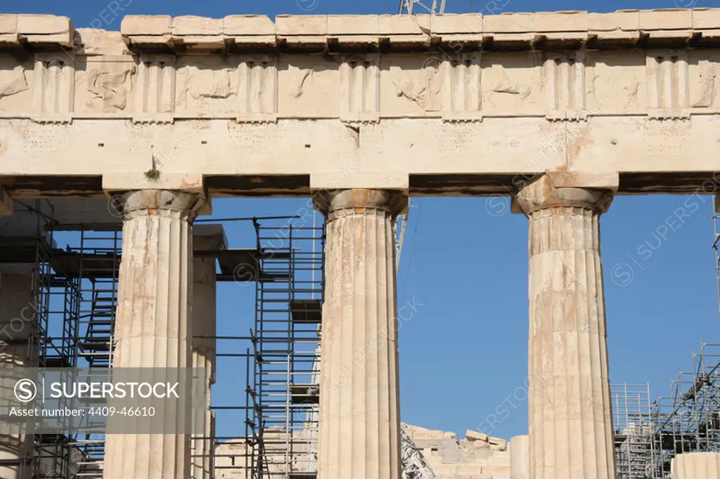 Greek Art. Parthenon. Was built between 447-438 BC. in Doric style under leadership of Pericles. The building was designed by the architects Ictinos and Callicrates. Detail of entablature (frieze with triglyphs and metopes, archirave, capital with abacus, echinus and necking, and columns. Acropolis. Athens. Attica. Central Greek. Europe.