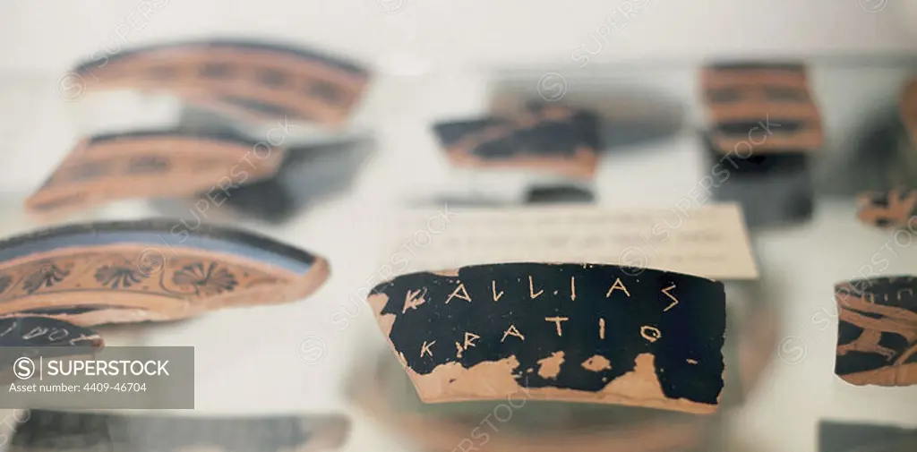 ARTE GRIEGO. GRECIA. Detalle de un OSTRACON u OSTRACA. Fragmento de cerámica u otro material similar que en la antigüedad era aprovechado para escribir sobre él. Museo Arqueológico. Atenas.