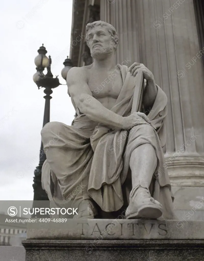 TACITO, Cayo Cornelio (Caius Cornelius Tacitus) (Terni, h.55-h.125). Historiador romano. Estatua que se encuentra en una de las rampas junto a la fachada del edificio del Parlamento de Austria. VIENA.