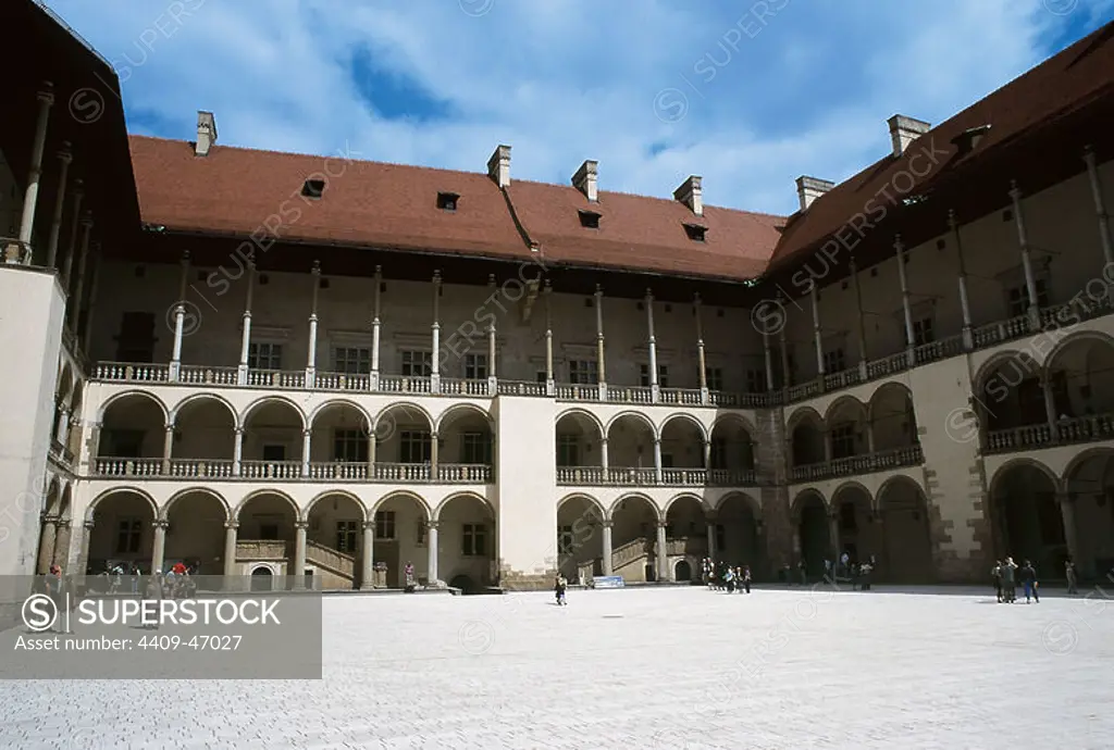 POLAND. Wawel castle. Built in the fifteenth century by Casimir III the Great and reconstructed by Sigismund the Elder between 1502 and 1536 after its destruction in a fire in 1499. Details of the inner court erected by F. DELLA LORA in 1516 in Italian Renaissance style. Cracow.