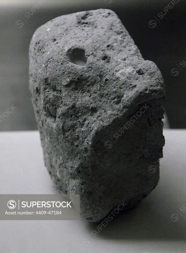 Lunar rock (Breccia Moon Rock). Obtained by the Apollo 16 (1972, 16 to 27 April). Zone of origin in the Moon: Descartes Highlands. Houston. State of Texas. United States. Lyndon B. Johnson Space Center (JSC). Houston. State of Texas. United States.