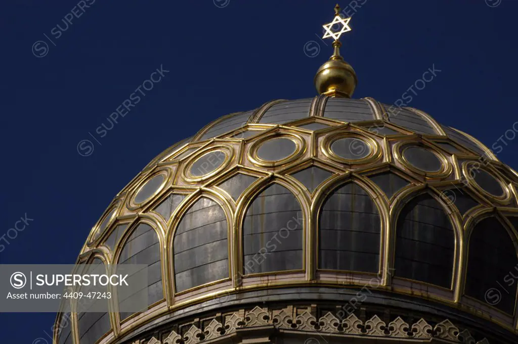 Germany. Berlin. New Synagogue (Neue Synagoge). Built in 1859-66 by German architects Eduard Knoblauch (1801-1865) and, after his death by Friedrich August Stuler (1800-1865). It was destroyed by the Nazis during the World War II and reconstructed between 1988-1991 by Bernhard Leisering(1951-2012). Detail. Dome with gilded ribs and crowned byt the Star of David.