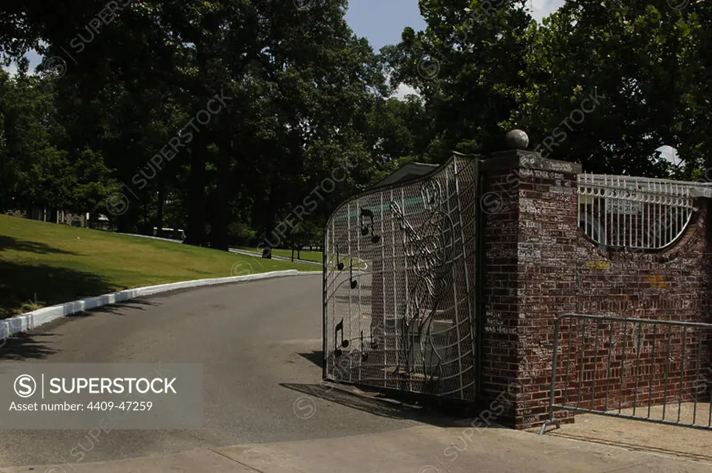 Tennessee. Memphis. Graceland Mansion to Elvis Presley (1935-1977). Fence gate. USA.