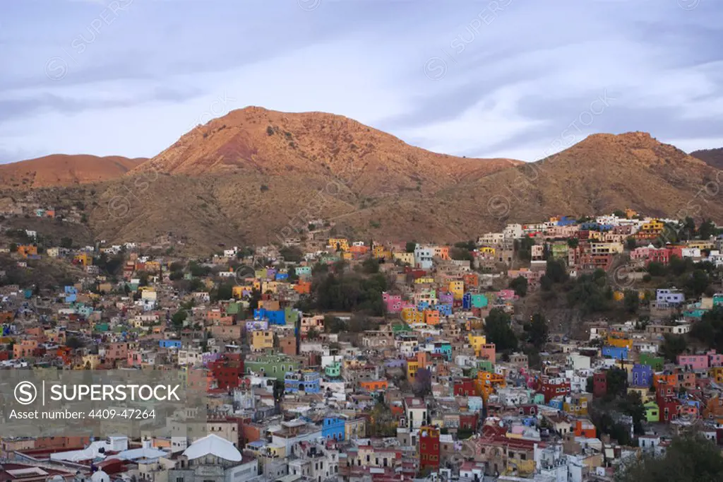 MEXICO. GUANAJUATO. Panorámica al atardecer de la ciudad, declarada Patrimonio Cultural de la Humanidad por la UNESCO. Estado de Guanajuato.