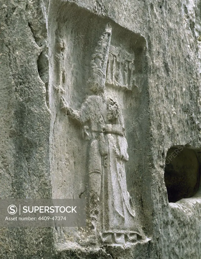 ARTE HITITA. TURQUIA. BAJORRELIEVE con la representación del REY HITITA TUDHALIYA IV (1250-1220 a. C.) abrazado por el dios SHARRUMA. Friso de la cámara principal del SANTUARIO RUPESTRE DE YAZILIKAYA (1275-1220 a. C.). Hattusa.