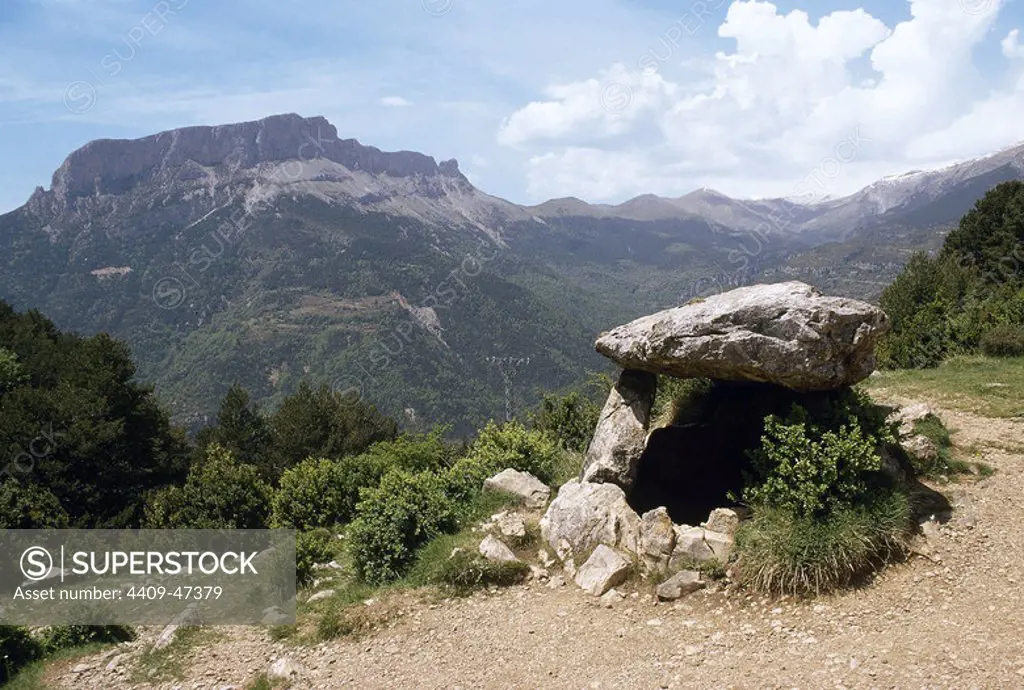 ARTE PREHISTORICO. EDAD METALES. ESPAÑA. DOLMEN DE TELLA. Monumento megalítico situado en el Parque Nacional de Ordesa y Monte Perdido. Al fondo, la cumbre del CASTILLO MAYOR (1983 m). Provincia de Huesca. Aragón.