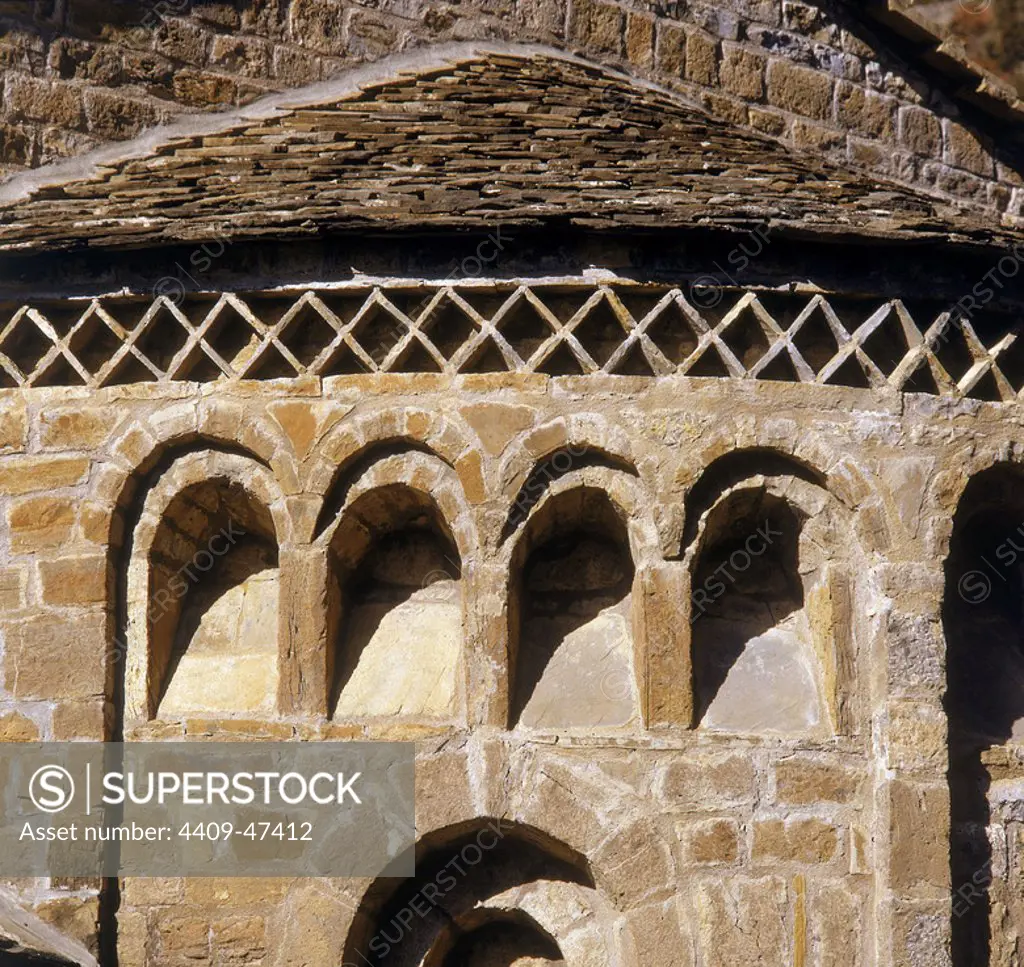 Spain. Aragon. Beranuy. Romanesque monastery of Santa Mari´a de Obarra. Central apse decorated with lombard arcs. Detail.