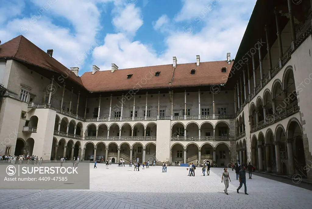 POLAND. Wawel castle. Built in the fifteenth century by Casimir III the Great and reconstructed by Sigismund the Elder between 1502 and 1536 after its destruction in a fire in 1499. Details of the inner court erected by F. DELLA LORA in 1516 in Italian Renaissance style. Cracow.