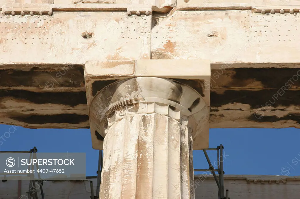 Greek Art. Parthenon. Was built between 447-438 BC. in Doric style under leadership of Pericles. The building was designed by the architects Ictinos and Callicrates. Detail of capital ( Abacus, echinus and necking). Acropolis. Athens. Attica. Central Greek. Europe.