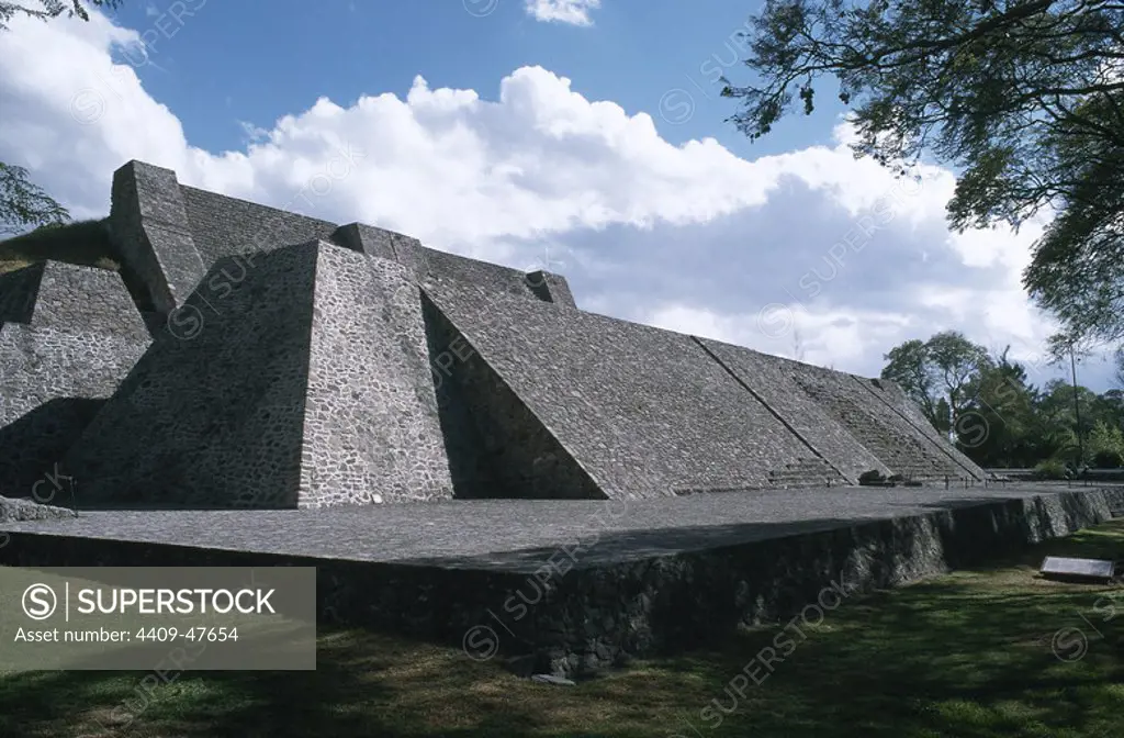 ARTE PRECOLOMBINO-AZTECA. MEXICO. SITIO ARQUEOLOGICO DE TENAYUCA. Ubicado al NO. de la capital de México. Antigua capital de los Chichimecas. PIRAMIDE DE TENAYUCA. Con unas dimensiones de 90 m. de lado y 17 m. de altura. En su interior se han encontrado siete edificios superpuestos. MEXICO D. F.