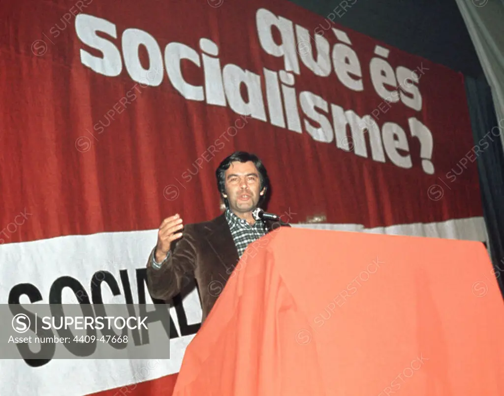 ELECCIONES GENERALES DEL 15 DE JUNIO DE 1977. Felipe GONZALEZ participando en un miting del Partido Socialista en el Palacio de los Deportes de Barcelona. Cataluña.