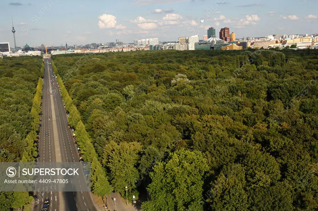 ALEMANIA. BERLIN. Panorámica de la Avenida 17 de junio (hacia el este), que atraviesa el Parque Tiergarten.