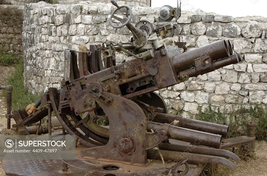 Cannon of the Second World War. Lekuresi Castle. Saranda. Albania.