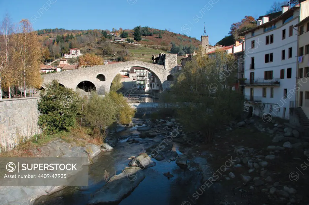 Camprodon. View of the "New Bridge"(Pont Nou) on the river Ter. Built between 1196 and 1226. Ripolles. Girona Province. Catalonia. Spain. Europe.