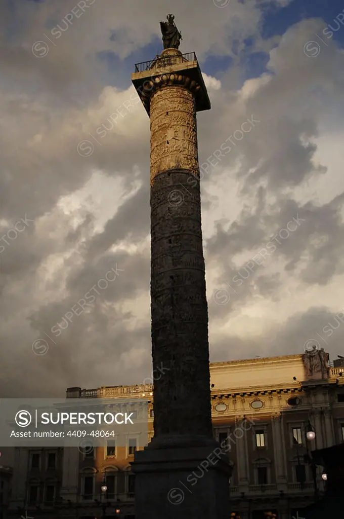 The Column of Marcus Aurelius. Roman victory Doric column featuring an spiral reliefs that depicts the vicotries of the Emperor against the Germans and Sarmatians. Completed by 193 A.C. Carrara marble. Piazza Colonna. Rome. Italy.