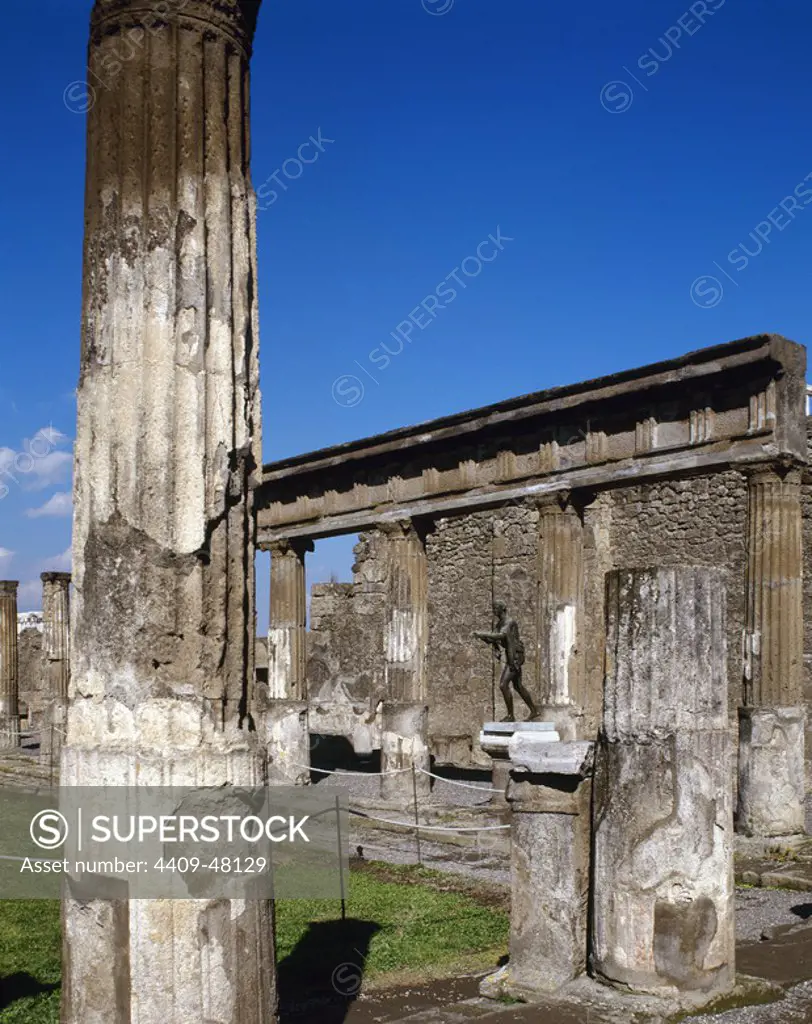 Italy. Pompeii. Temple of Apollo. Doric architrave with metopes and triglyphs resting on the columns.