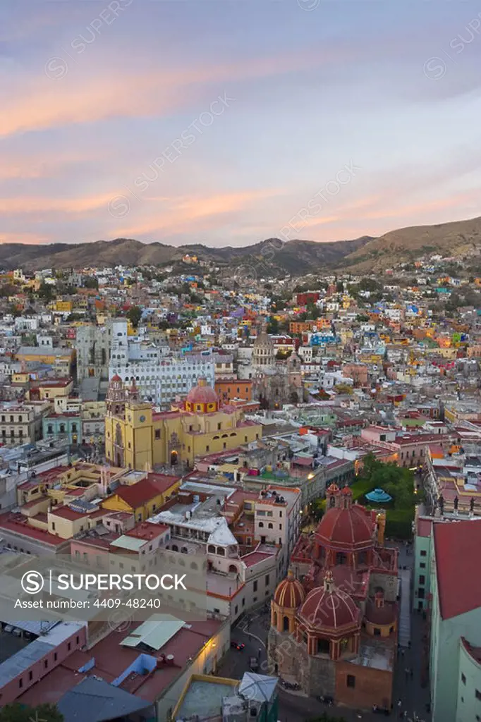 MEXICO. GUANAJUATO. Panorámica al anochecer de la ciudad, declarada Patrimonio Cultural de la Humanidad por la UNESCO. En primer término, la IGLESIA DE SAN DIEGO (siglo XVIII). Estado de Guanajuato.