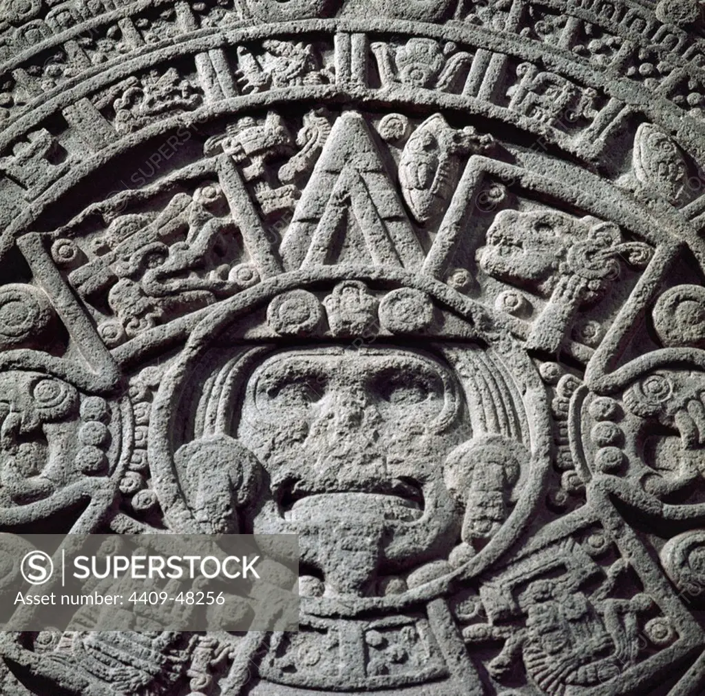ARTE PRECOLOMBINO. AZTECA. MEXICO. CALENDARIO AZTECA o PIEDRA DEL SOL. Labrado en un monolito de basalto de 3.60 m de diámetro. Perteneciente al PERIODO POSTCLASICO TARDIO (1325-1521 d.C.). Detalle de la FIGURA CENTRAL QUE REPRESENTA A TONATIUH (EL SOL). Sala Mexica. Museo Nacional de Antropología. MEXICO D.F.