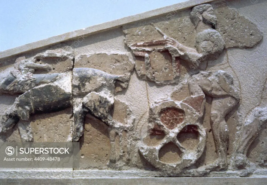 ARTE GRIEGO. EPOCA ARCAICA. GRECIA. FRONTON conocido como de la HIDRA, que formaba parte de un pequeño templo o tesoro situado en la Acropólis, hoy desaparecido. El carro es conducido por LOLAOS, amigo de Heracles. Realizado en toba, data del año 580 a. C. aproximadamente. Detalle. Museo de la Acrópolis. ATENAS.