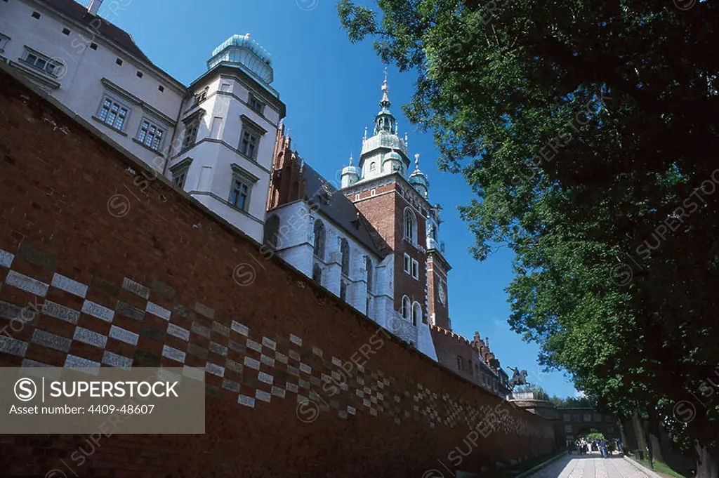 POLAND.Krakow.Castle Wawel. Built in XV century by order of Casimir III the Great and reconstructed by Sigismund the Elder between 1502 and 1536 after its destruction in 1499 by a fire. Details of the inner court erected by F. DELLA LORA in 1516 in Italian Renaissance style. Outside view.