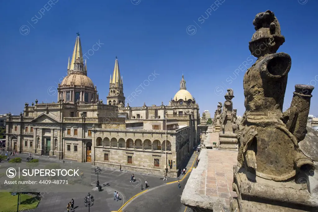 MEXICO. GUADALAJARA. Vista parcial de la PLAZA DE ARMAS con la CATEDRAL, construida entre los años 1571 y 1618. Fue iniciada por el arquitecto Martín CASILLAS. La cúpula absidal es obra de Manuel GOMEZ IBARRA. Estado de Jalisco.