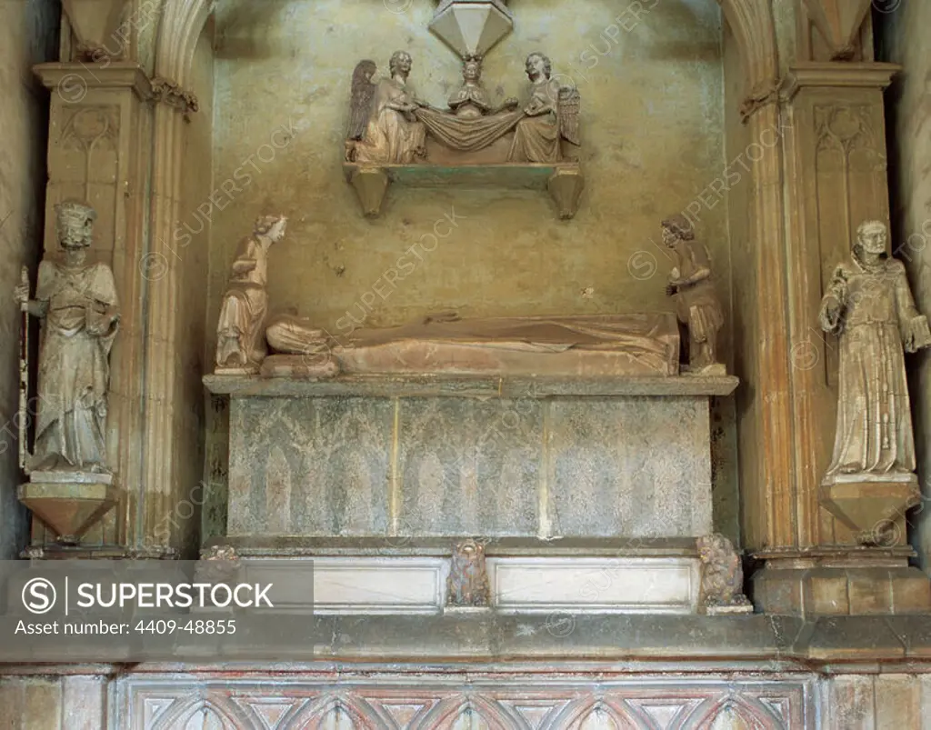 The sepuclhre of Quenn Elisenda de Montcada (c.1292-1364). Following her marriage to James II the Just (1267-1327) she became Queen of the Catalan-Aragonese Crown. They both founded the Monastery of Pedralbes. Her sepulchre consists of a marble, two-sided tomb occupying two storeys of the cloister within an arcosolium. It was built around 1343 by Pere de Guines and Aloi de Montbrai, unless there are doubts about the autorship. Chapel of Sant Miquel. Catalan Gothic. Cloister of Monastery of Pedralbes. Barcelona. Catalonia, Spain.
