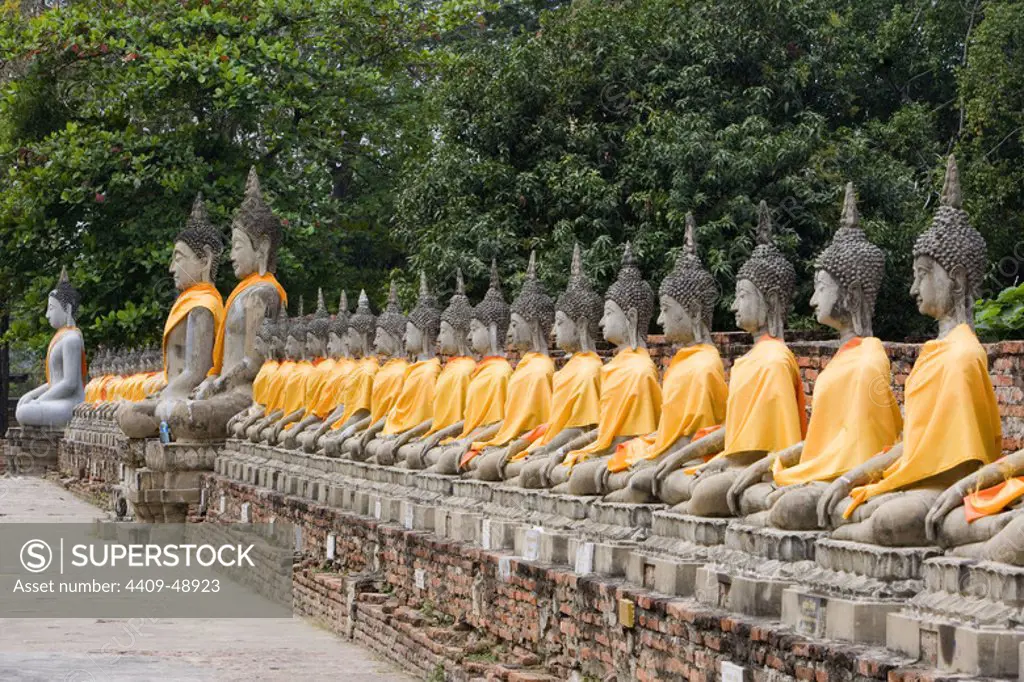 TEMPLO WAT YAI CHAI MONGKOL. ESTATUAS DE BUDA alineadas en el exterior. AYUTTHAYA (Patrimonio de la Humanidad). Tailandia.