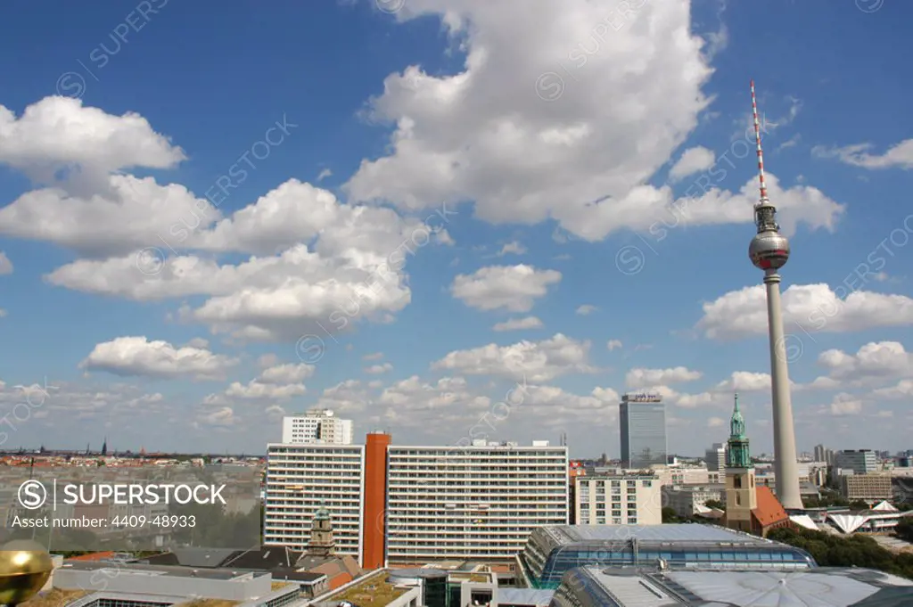 ALEMANIA. BERLIN. Panorámica de la ciudad desde la cúpula de la Catedral (Berliner Dom). A la derecha, la Torre de Televisión (Fernsehturn), construída entre los años 1965 y 1969 por la extinta RDA (República Democrática Alemana) .