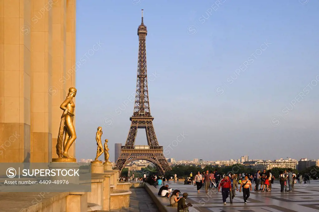 TURISTAS en los JARDINES DE TROCADERO, con la TORRE EIFFEL, al fondo. Las esculturas de bronce dorado pertenecen al PALACIO CHAILLOT (1937). PARIS. Francia.