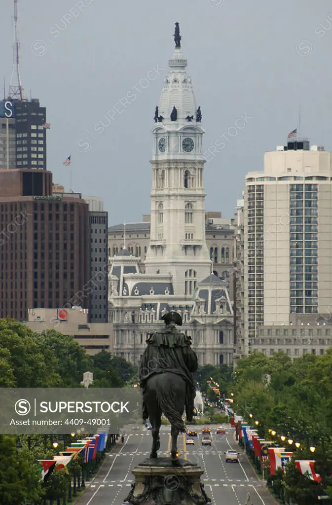 USA. Pennsylvania. Philadelphia. In the first place, monument of George Washington. In the background, the City Hall.