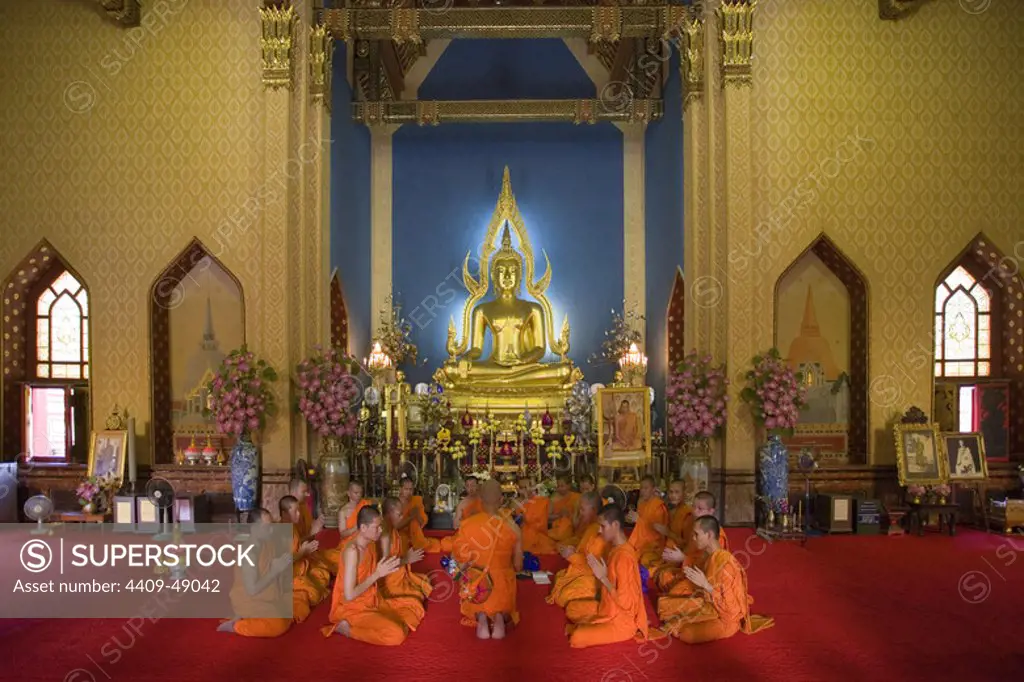 MONJES BUDISTAS rezando en el interior del TEMPLO WAT BENCHAMABOPHIT, construido a finales del siglo XIX por orden de Rama V (Chulalongkorn el Grande) con mármol de Carrara. Popularmente conocido como TEMPLO DE MARMOL. BANGKOK. Tailandia.