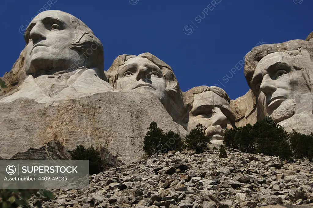 United States. Mount Rushmore National Memorial. Heads of the United States's carved into Mount Rushmore. From left to right, George Washington, Thomas Jefferson, Theodore Roosevelt and Abraham Lincoln. 1927-1941. By Gutzon and Lincoln Borglum. Keystone.