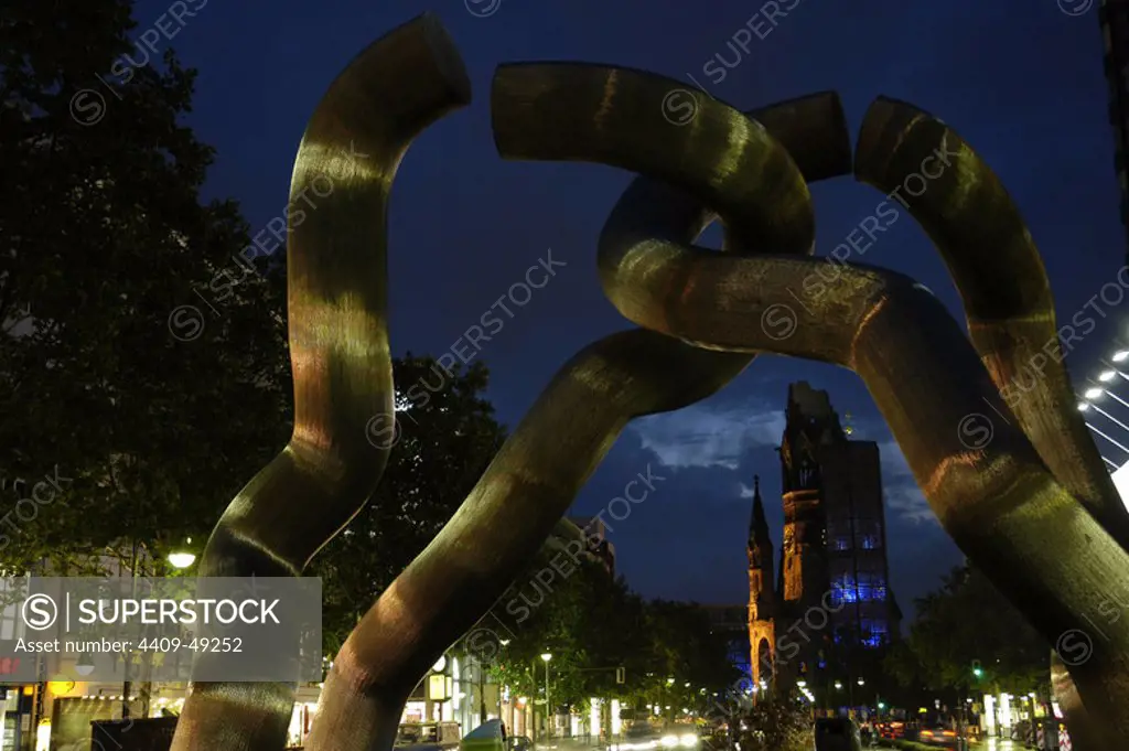 Germany. Berlin. Sculpture "Berlin", 1987. By Martin Matschinsky (1921) and Brigitte Matschinsky-Denninghoff (1921- 2011). Tauentzienstrabe. Background to the Kaiser Wilhelm Memorial Church. Nightly.