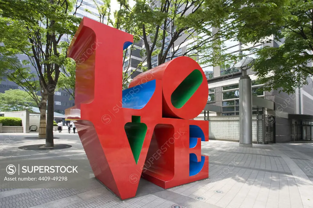 ARTE SIGLO XX. ESTADOS UNIDOS. INDIANA, Robert (n.1928). Artista estadounidense, vinculado al Pop Art. "LOVE". Escultura situada en Nishi-Shinjuku. Distrito de Shinjuku. TOKYO. Isla de Hondo (Honshu). Japón.