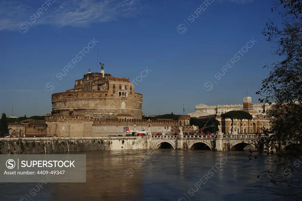 Italy. Rome. Mausoleum of emperor Hadrian or Castle Sant'Angelo. 2nd century. The bridge that links it with the city was erected between 1668 and 1671 and decorated with statues of angels with outstretched wings by Gian Lorenzo Bernini (1598-1680). It currently houses an art museum and military.