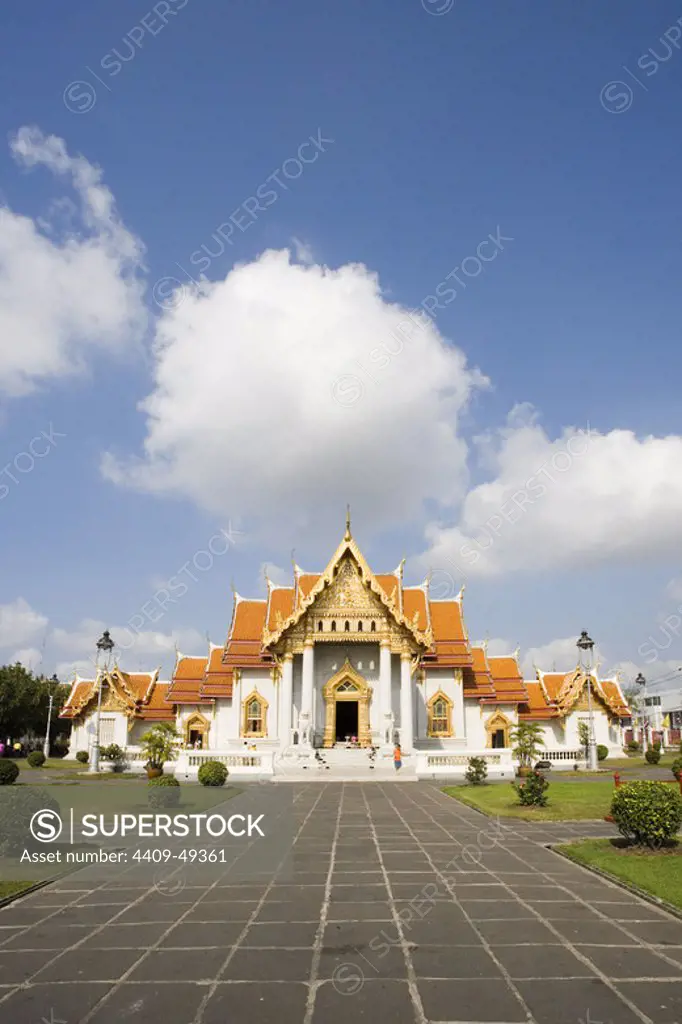 TAILANDIA. BANGKOK. Vista del exterior del TEMPLO WAT BENCHAMABOPHIT, construido a finales del siglo XIX por orden de Rama V (Chulalongkorn el Grande) con mármol de Carrara. Popularmente conocido como TEMPLO DE MARMOL.
