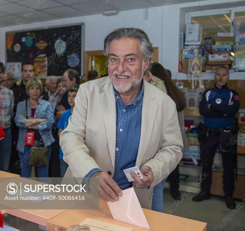 Madrid, 05/26/2019. Municipal, regional and European election day. José Vicente Pepu Hernández, PSOE candidate for the Madrid city council, votes at the Padre Coloma school. Photo: Ignacio Gil ARCHDC.
