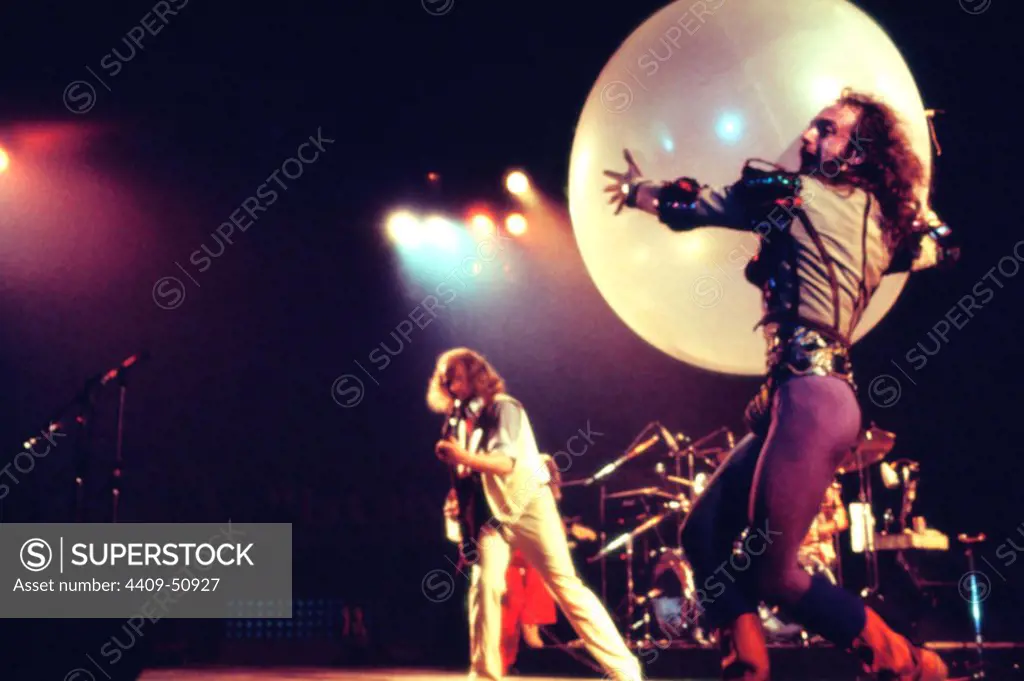 La banda de rock progresivo Jethro Tull en concierto. Pavelló del Joventut, Badalona. 1976.