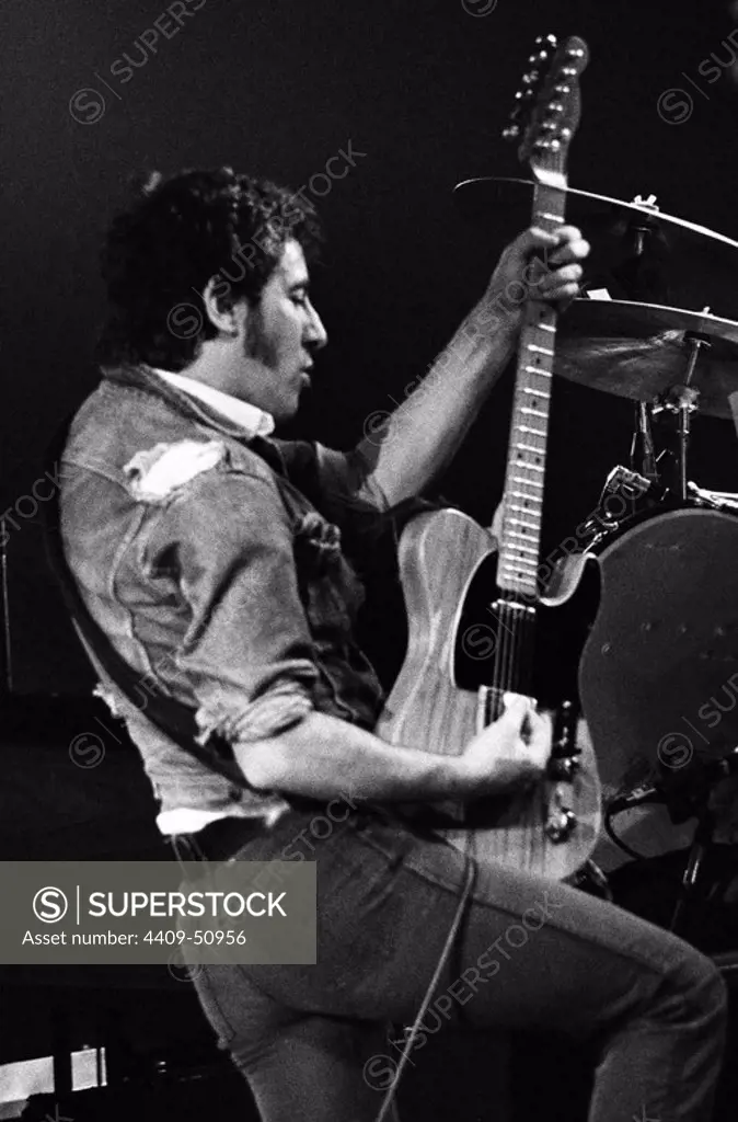 El músico Bruce Springsteen en concierto. Palau d'Esports, Barcelona. 1981.