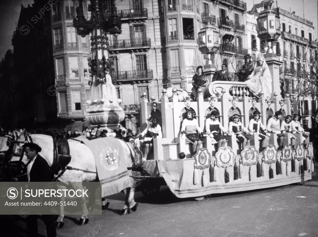 Fiestas de Carnaval, año 1932 Carroza representando una alegoría de Barcelona; circulando por el Paseo de Gracia- Diagonal.