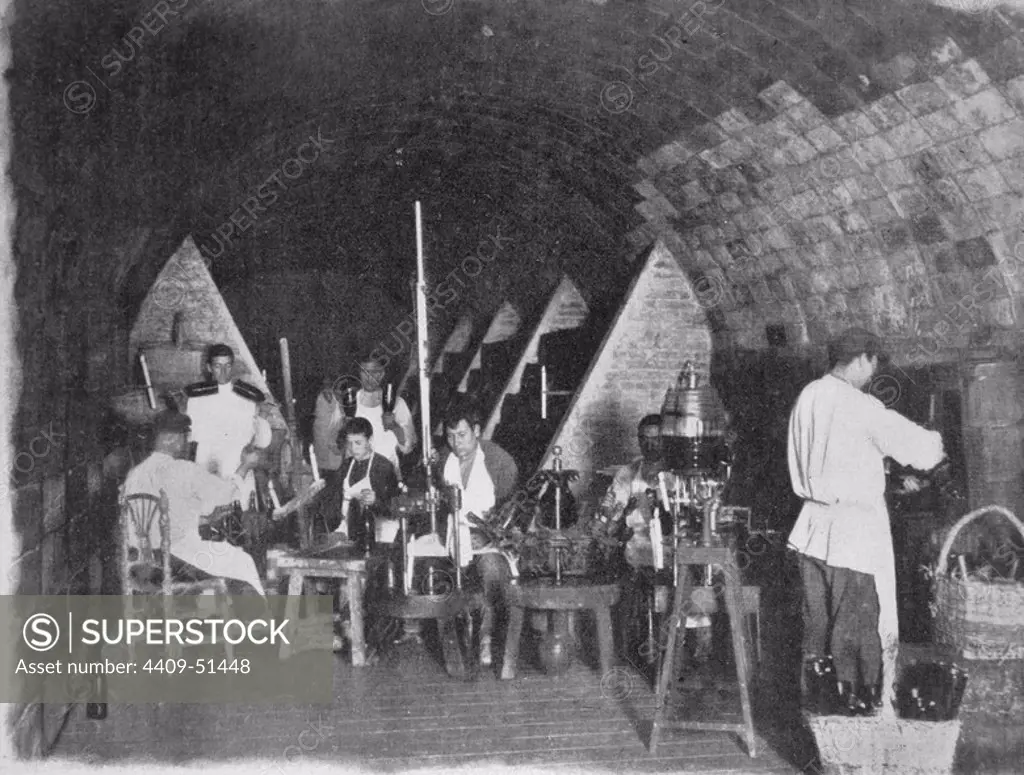 Grupo de operaciones en la tarea de degüello de las botellas de champán; fotografía de 1905.