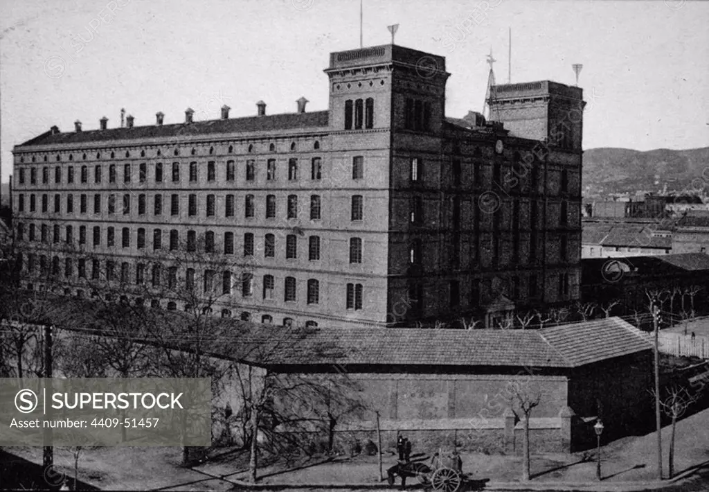 Vista del edificio de la Escuela Industrial de Barcelona; situada en los terrenos de la antigua fábrica Batlló. 1910.