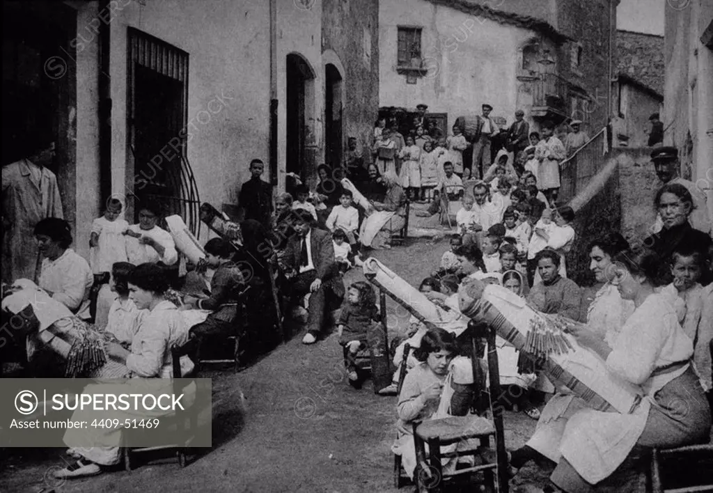 Calle de Arenys de Munt, en la comarca del Maresme, con las típicas 'puntaires' trabajando. Año 1908.