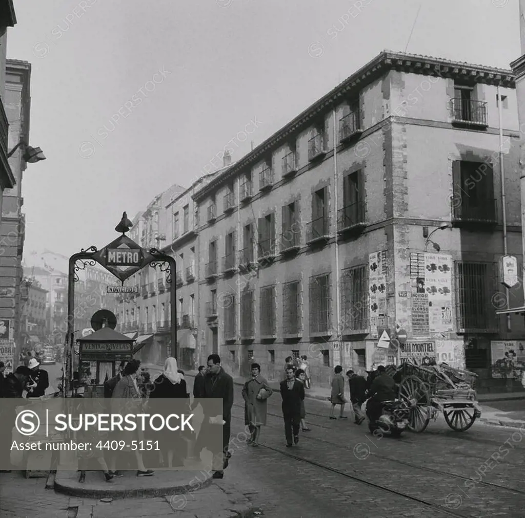 EL METRO DE NOVICIADO EN LA CALLE DE SAN BERNARDO EN 1955 - ByN. Location: EXTERIOR. MADRID. SPAIN.
