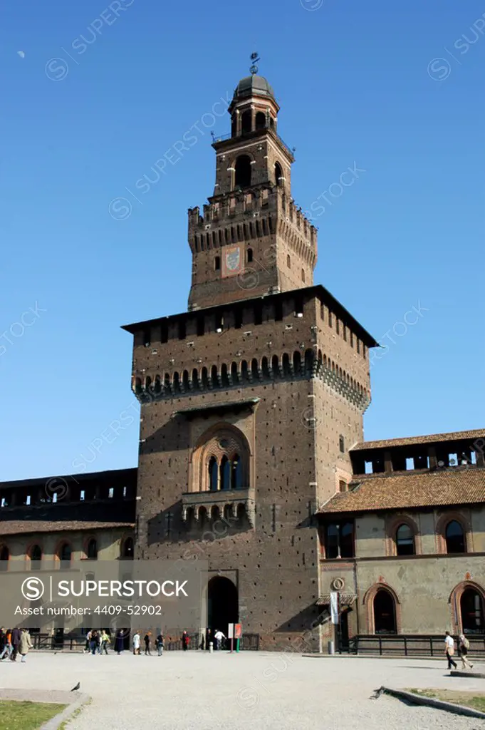 ITALIA. MILAN. CASTILLO SFORZA. Originariamente fue una fortaleza militar, pero en época renacentista Francesco Sforza lo remodeló totalmente en el año 1450. Posteriormente fue residencia de Ludovico el Moro. Vista de la Torre Filarete.