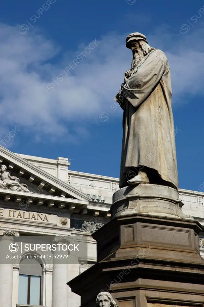 Leonardo da Vinci (1452-1519). Italian polymath of the Renaissance. Statue that crowns the monument to Leonardo da Vinci (1452-1519), by Pietro Magni, 1872. Piazza della Scala. Milan, Italy. Lombardy region.
