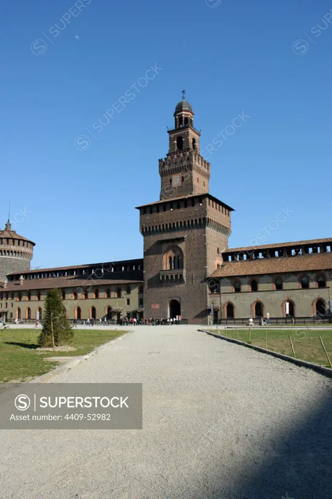 ITALIA. MILAN. CASTILLO SFORZA. Originariamente fue una fortaleza militar, pero en época renacentista Francesco Sforza lo remodeló totalmente en el año 1450. Posteriormente fue residencia de Ludovico Maria Sforza llamado "el Moro". Vista de la Torre Filarete.