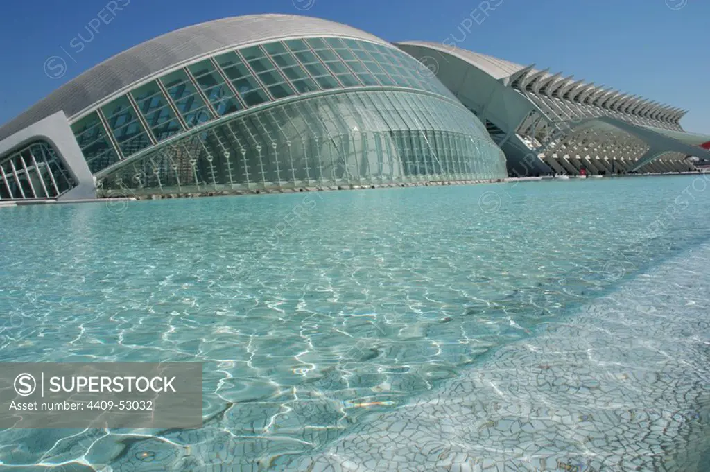 ART 20th century. SPAIN. CITY OF ARTS AND SCIENCE. Project carried out in 1999 by the Spanish engineer, architect and sculptor Santiago CALATRAVA (born Benimámet, Valencia, 1951). "HEMISPHERIC". Partial view of the exterior. VALENCIA. Valencian Community.