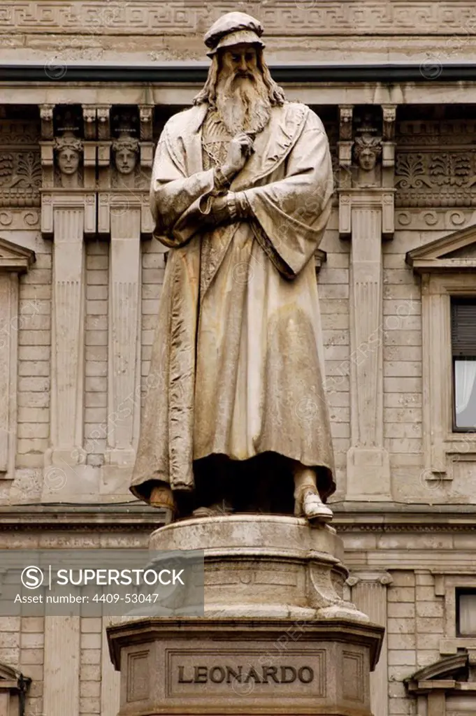 Leonardo da Vinci (1452-1519). Italian polymath of the Renaissance. Statue that crowns the monument to Leonardo da Vinci, by Pietro Magni, 1872. Piazza della Scala. Milan, Italy. Lombardy region.